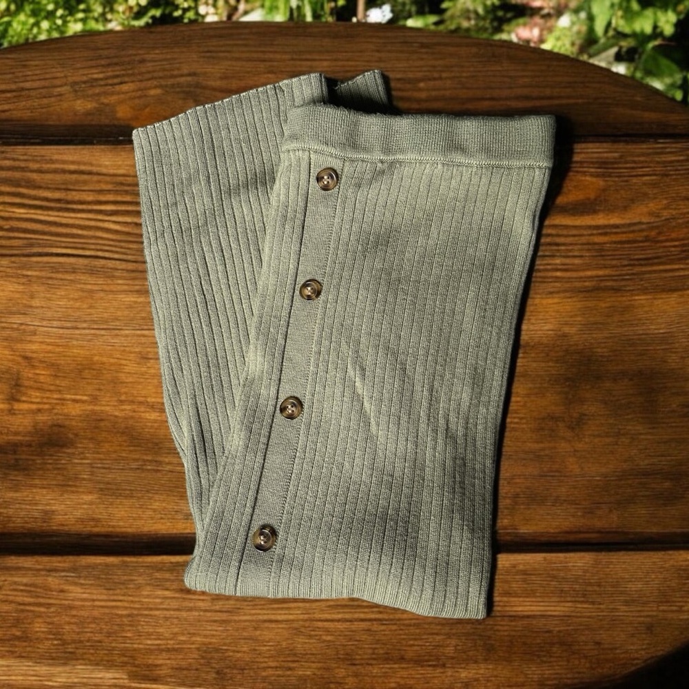 Love Tree size large green skirt. Brown buttons. Slit. Very stretchy and soft.